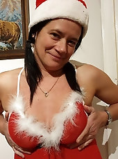 Older chicks are showing off their boobs