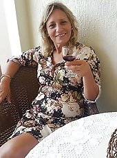 American old milfs are spreading their lips